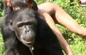 Metendo no rabo gostoso da namorada - Mulheres transando com macaco